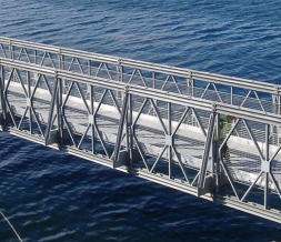 贝雷钢桥在工程建设中的优势和应用范围是什么？